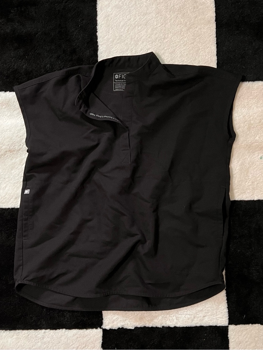 Figs womems Black Short-Sleeve Mock Polo